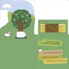 "Klippe das Buch aus und schau dir die Weide ganz genau an!"  
Eine Illustration mit Schafen, Baum und einem Holztor.