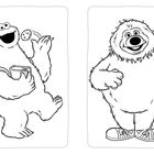 Links hält eine pelzige Figur Kekse und ein Buch. Rechts winkt eine ähnliche Figur. Beide sind freundlich und cartoonhaft.