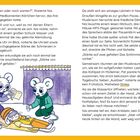 Zwei Mäusefiguren in einem Raum. Eine liegt mit Kopfhörer und Schlafmaske, während die andere ein Glas und Papier hält.
