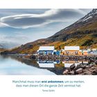 „Manchmal muss man erst ankommen, um zu merken, dass man diesen Ort die ganze Zeit vermisst hat.“ – Tomas Sjödin. Zwei bunte Häuser am ruhigen See vor Bergen.