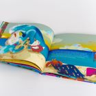 Text über Möwen, die von Rabenvögeln träumen. Illustration mit Möwen, Sandburg, blauem Wasser, Krabbe und rosa Eimer.