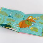 „Ich hab hier das größte Maul...“, prahlte der Frosch. Illustration: Ein Frosch mit einer Fliege im Mund in einem Teich.