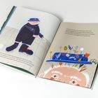 Zwei Seiten eines Kinderbuches mit Illustrationen von Herrn Moritz. Sein blauer Hut hat viele bunte Blumen.