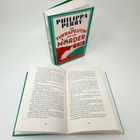 Ein Buchdeckel zeigt den Text: "Philippa Perry Die Therapeutin und ihre Mörder". Ein aufgeschlagenes Buch liegt davor.