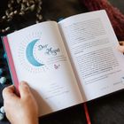 Text rechts: "Der Mond". Links Illustration eines blauen Halbmonds mit Sternen und eine rosa Schmetterling.