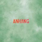 "ANHANG" steht in orange-roten Buchstaben auf einem hellgrünen, wolkigen Hintergrund.