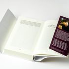 Lesezeichen liegt in einem Buch. Text: "Frau ohne", Seite 448. Infos über CJ Green und Conny Lösch auf dem Lesezeichen.