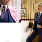 „12 THEY ARE DANDY“. Frau mit hellgrauem Haar in einem blauen Anzug neben einem Bett, trägt eine gemusterte Krawatte und Perlenschmuck.