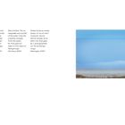 Ebbe und Flut, endloses Auf und Ab, fotografiert auf Wangerooge, 2023. Sandstrand mit blauem Himmel im Hintergrund.