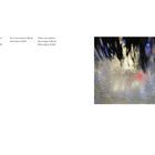 In einer Autowaschanlage in Berlin, Deutschland, 2024. Verschwommene Farben von Wasser und Licht dringen durch die Oberfläche.