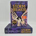 Der Titel „Storm Breaker“ ist in Gelb. Buch von Nisha J. Tuli, mit einer illustrierten, dynamischen Szene und einem roten Aufkleber „SPIEGEL Bestseller-Autorin“.