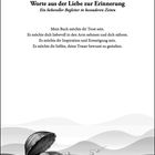 "Worte aus der Liebe zur Erinnerung" steht oben. Darunter ist Muschel mit Perle und Perlenkette, auf grauen Wellen.