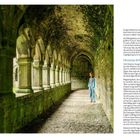 Texte links: Überschrift "Menschen & Ruinen", gefolgt von einem langen Absatz über Besiedelung in Irland. Rechts ein Mann im offenen Klostergang.