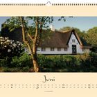 Text: Juni, 21. Sommeranfang, Keitum. Ein reetgedecktes Haus in ländlicher Umgebung, umgeben von Bäumen und Blumen.