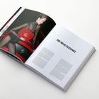 "Die neue Eleganz". Links eine stilvolle Frau mit roter Tasche vor einem Luxusauto.