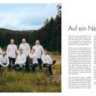 Text: "Auf ein Neues!" und eine Einführung darüber, wer die "Next Generation" von Köchinnen und Köchen aus dem Schwarzwald ist. Links eine Gruppe von neun lächelnden Menschen in weißer Kleidung vor einem Wald.