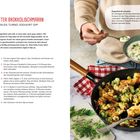 **HERZHAFTER BROKKOLISCHMARRN MIT CARLOS TURBO-JOGHURT-DIP**  
Eine Hand hält einen Teller Joghurt-Dip über einer Pfanne mit Schmarrn.