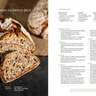 Vordergrund: Mehrere Scheiben eines knusprigen Brotes mit Körnern. Text über Zutaten und Zubereitung eines Multisamen-Sauerteigbrots.