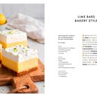 Texte: Lime Bars Bakery Style, Zutatenliste und Rezeptanleitung.  
Drei Schichten Kuchen auf Holzbrett, Zitronen im Hintergrund.