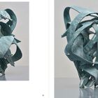 Text: "Étude XIII, 2024". Eine abstrakte Skulptur mit verschlungenen, geschwungenen Formen in bläulichen Tönen.