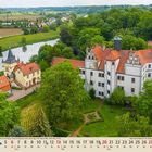 06. Es zeigt ein Schloss umgeben von Bäumen und einem Fluss im Hintergrund, Kalenderansicht unten.