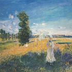 Eine Wiese unter blauem Himmel, eine Frau mit Sonnenschirm steht im Vordergrund; impressionistischer Stil.