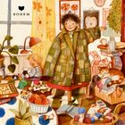 Text: "BOHEM". Illustration einer gemütlichen Szene: zwei Kinder, Pflanzen, Spielsachen, ein schlafende Katze und Bücher.
