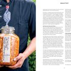 Text: "Rhubarb-kimchi with pointed cabbage, carrots, spring onion 21.5.25". Mann in schwarzer Kleidung hält Glas.