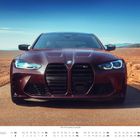 MAI Kalender mit BMW M4 Competition Coupé (G82) auf einsamer Wüstenstraße, Frontansicht.