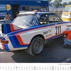 "Castrol", "211", "Dunlop" auf einem Rennwagen mit blau-roter Streifenlackierung und einem mechanischen Boxenstopp.