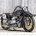 Zwei Schilder mit "47", BMW Motorrad, Baujahr 1927, altes Rennmotorrad vor Holzwand. Kalenderblatt für Juni.