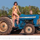 JUNI, Kalender mit Tagen des Monats. Eine Frau steht auf einem blauen Ford 2000 Traktor im Freien.