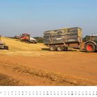 JUNI Kalender. Traktor mit Anhänger und zwei Maschinen arbeiten auf einem Feld bei sonnigem Wetter.