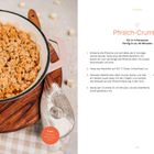 Pfirsich-Crumble-Rezept: Zutaten, Anleitung, Tipp. Links Schale mit Streuselkuchen. Tipp: Vanilleeis passt super dazu.