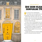 Erstes Kapitel: Die sehr kleine senfgelbe Tür. Illustration eines Hauses mit gelber Tür, Nr. 6, viele Tiere wohnen dort.