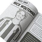 „Alles über Nick Woltemade“ in großen Buchstaben. Eine Illustration zeigt einen Mann im Trikot. Textabsätze daneben.