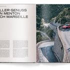 Seite 22. PORSCHE TRAVEL GUIDE. VOLLER GENUSS VON MENTON NACH MARSEILLE. Roter Sportwagen auf kurviger Bergstraße.