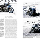 Text: "2012. HP4. OPTIMISED FOR THE RACETRACK. 2012. HP4. OPTIMIERT FÜR DIE RENNSTRECKE." Zwei Motorräder in Bewegung auf Rennbahn.