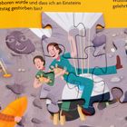 Texte: "Tod, geboren wurde und dass ich an Einsteins Geburtstag gestorben bin?"; "Wusstest du, dass ich auch gelehrt habe?"

Illustration: Eine Mondlandschaft mit einer Mondlandefähre, Astronauten, und Menschen, die Puzzle-Teile halten.