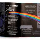 IST WEISSES LICHT WEISS?! Seite aus einem Buch, Illustration von Isaac Newton, der mit einem Prisma einen Regenbogen erzeugt.