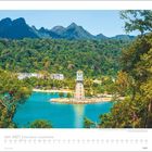 Juni 2027 | Faszination Leuchttürme. Im Vordergrund steht ein Leuchtturm in türkisfarbenem Wasser, umgeben von grünen Bäumen.