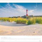 Juni 2027 Kalender mit Foto von Dünen und einem rot-weißen Leuchtturm unter blauem Himmel.