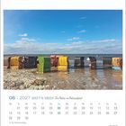 06 | 2027 WATT'N MEER. Kalenderseite mit Strandkörben am Meer, darunter Kalendarium für Juni.