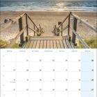 06 | 2027 SYLT... wie ich es liebe! Eine Holztreppe führt zu einem sandigen Strand mit Dünen und Sonnenschein.