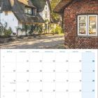 Kalendermonat Juni 2027, Woche von Montag bis Sonntag. Foto: Reetgedeckte Häuser und Kopfsteinpflasterstraße.