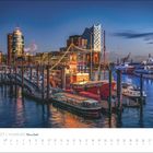 JUNI 2027 | HAMBURG. Abendlicher Hafen mit beleuchteter Architektur, modernen Gebäuden und Schiffen im Wasser.