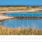JUNI 2027, SYLT, Meine Insel. Ein Kalenderblatt zeigt eine Küstenlandschaft mit Wasser, Möwen und Dünen im Hintergrund.