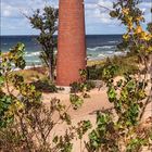 Kalender für Juni 2027, hellrote Ziffern auf Wolkenhintergrund, zeigt Leuchtturm vor See und Landschaftskarte der USA.