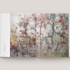 Links unten: "Winter 48, 130 × 200 cm, 2020". Gemälde zeigt verschwommene Waldszene mit bunten Farbklecksen.