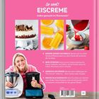 "So cool! Eiscreme. Selbst gemacht im Thermomix®. Frau mit Thermomix, Eistorte, Eis am Stil, rotes Dessert mit Sauce."